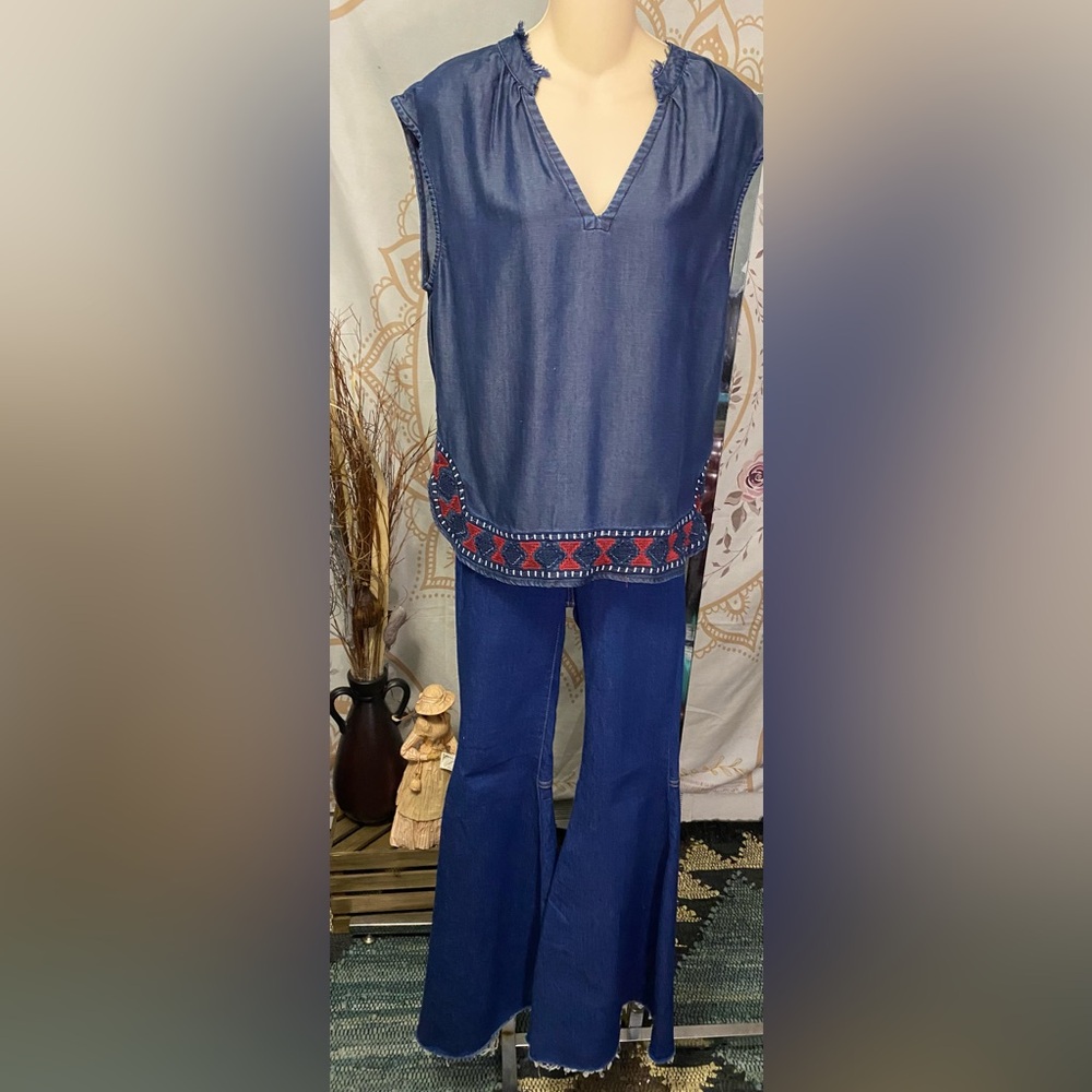 NWT CHLOE OLIVER Anthro Women's Top Medium Chambray V Neck Tencel Embroidered